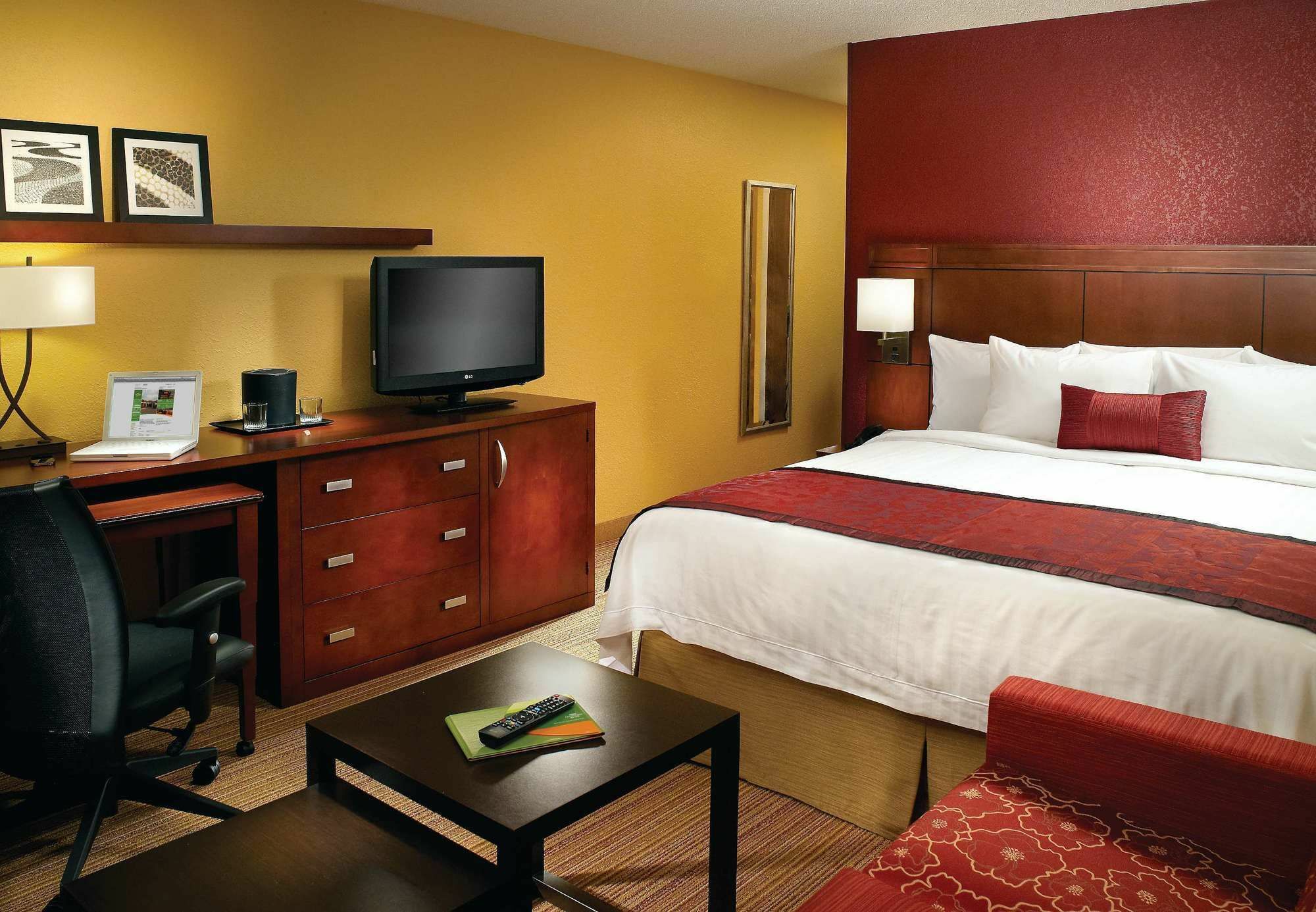 Courtyard By Marriott Hotel